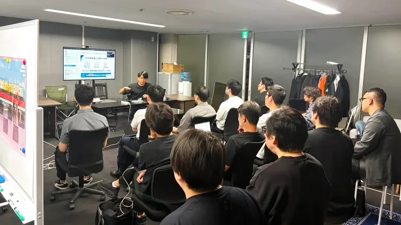 生成AI研修の会場。受講者がスクリーンを見ながら手を動かしている