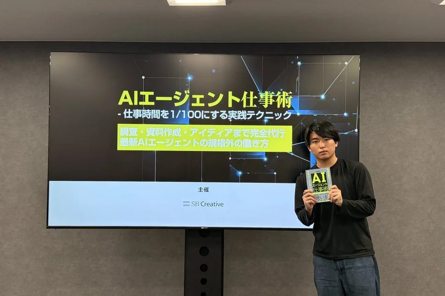 『AIエージェント仕事術』を手に講義する佐藤傑(2026年6月18日・ビジネス+IT主催 AIエージェント仕事術 講座)