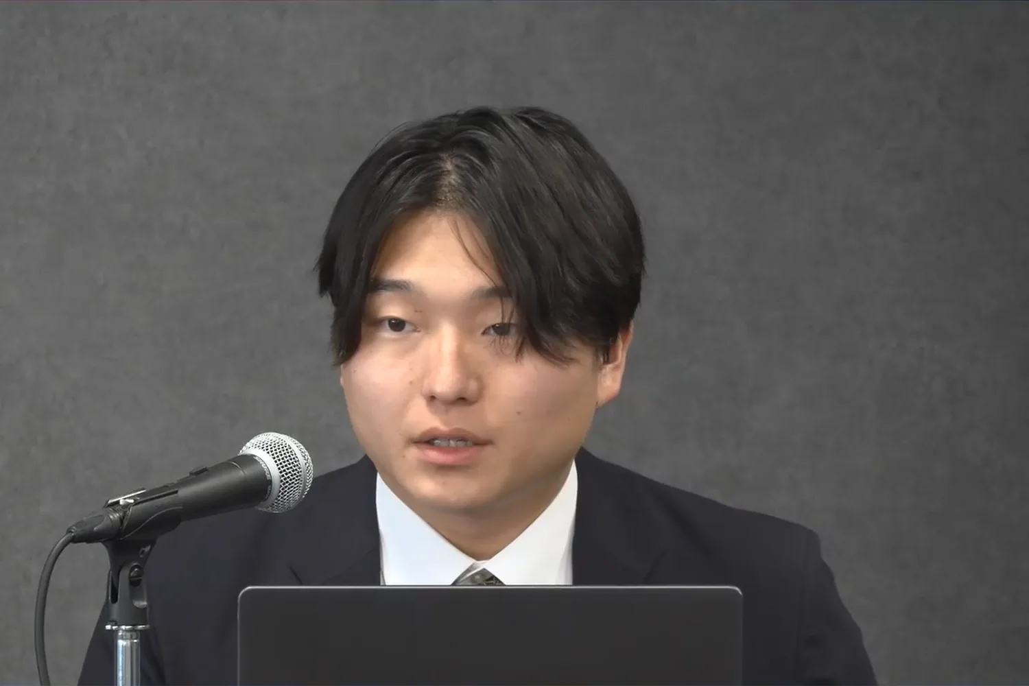 ビジネス＋IT主催の有料講座「Microsoft Copilotビジネス実践講座 第2弾」でスタジオから講義する様子（2026年8月24日・写真提供：ビジネス＋IT）